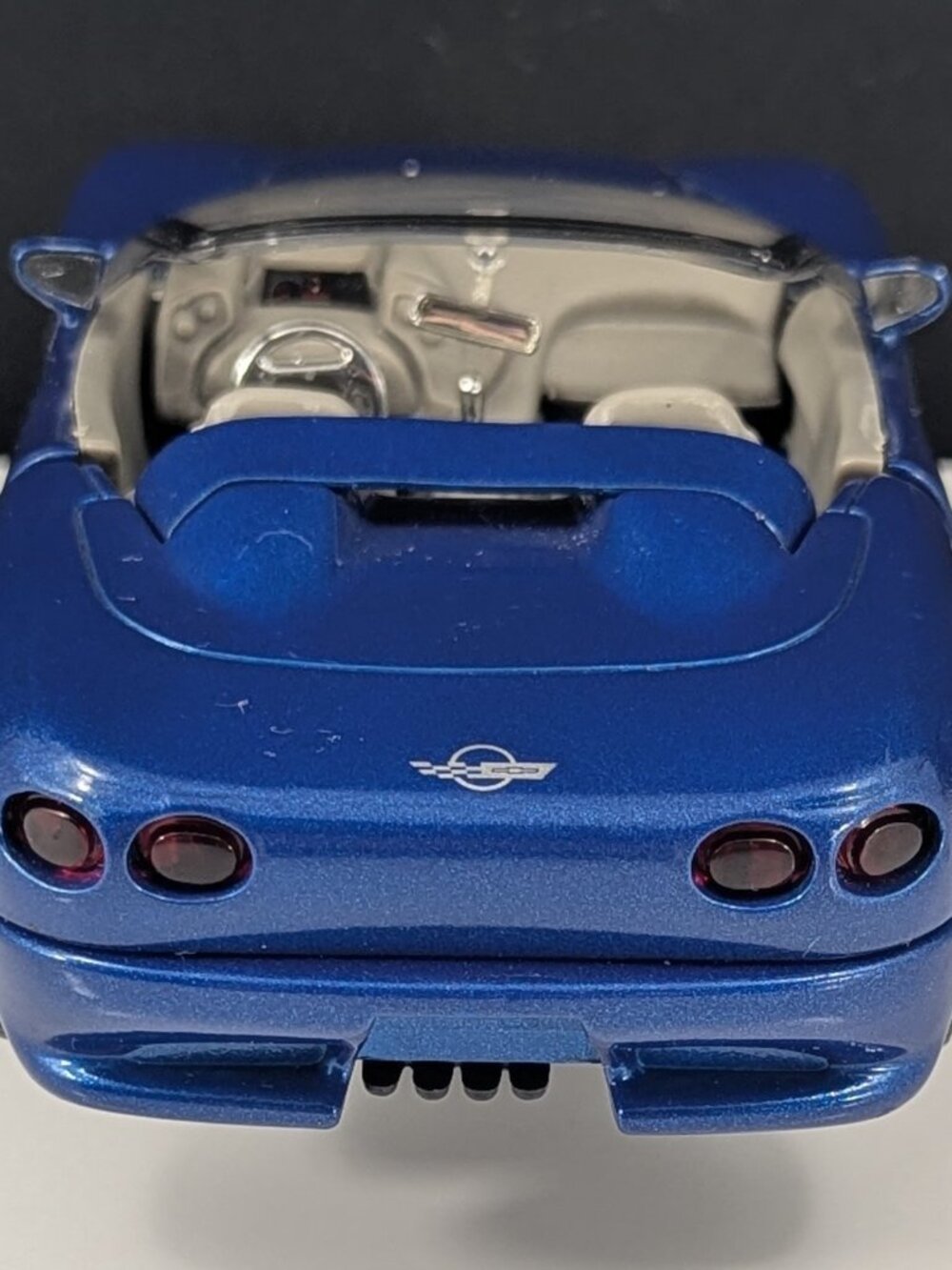 Chevy Corvette Stingray III Convertible 1:24 Blue Diecast Car 68019 with stand